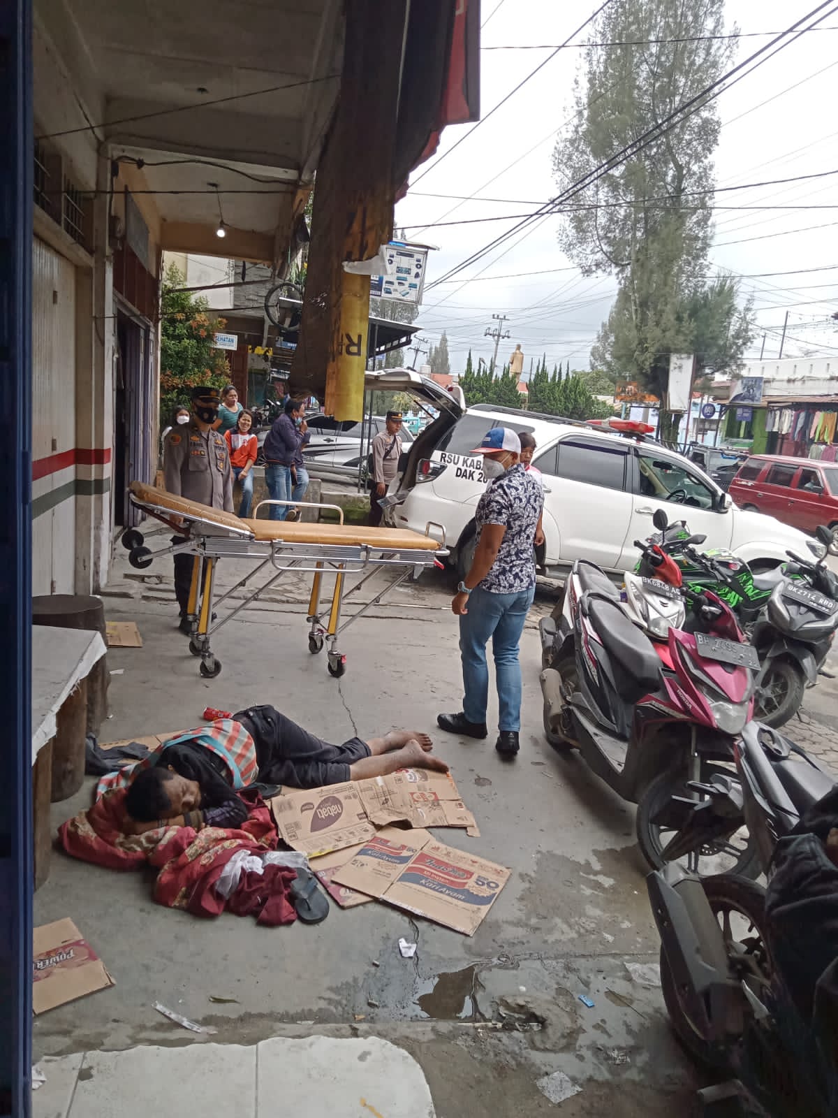 Tergeletak Di Pinggir Jalan Seorang Pria Dilarikan Ke RSU Kabanjahe