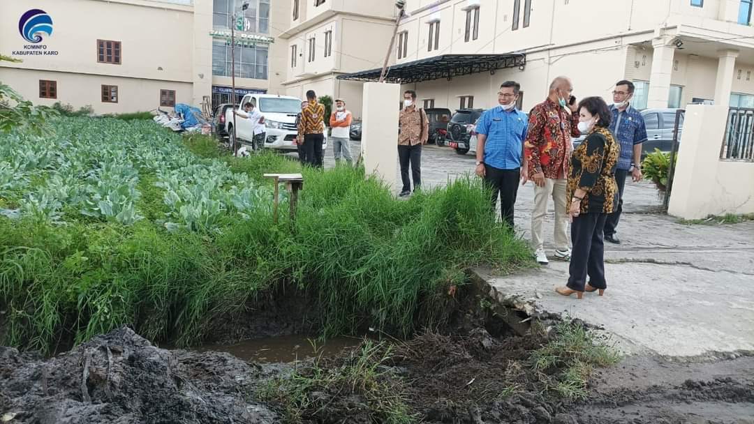 Bupati Karo Tinjau Pengerukan Saluran Parit Desa Raya