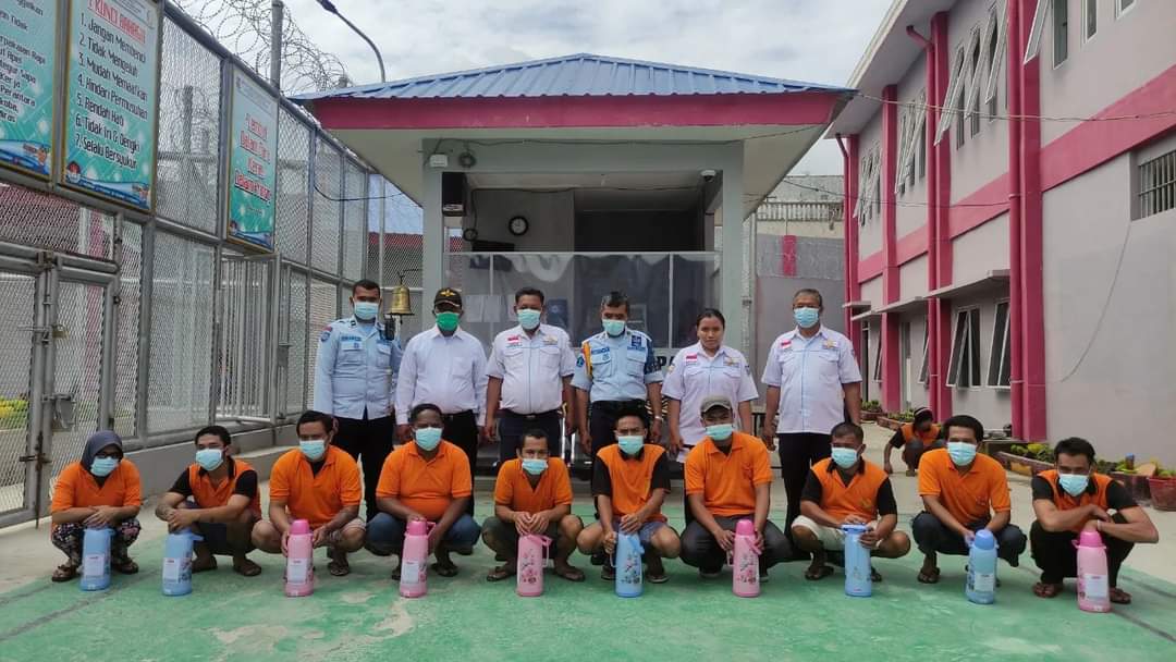 Rutan Kabanjahe Berikan Bantuan Termos Bagi WNP