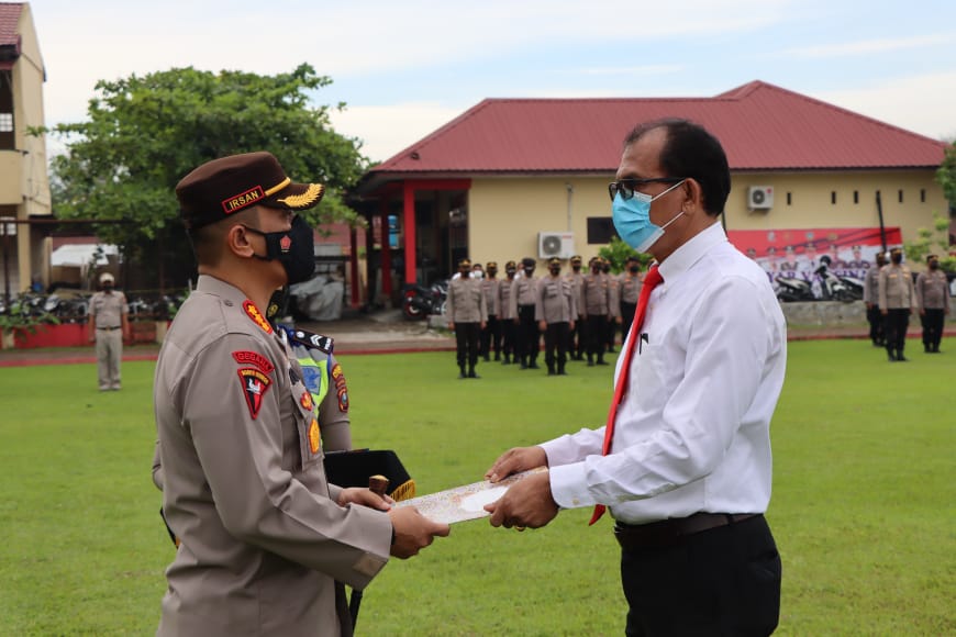 Kapolresta Deli Serdang Berikan Reward Kepada Personil Berprestasi dan Berdedikasi Baik