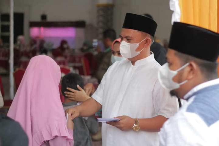 Bupati Labuhanbatu Berbagi Dengan Anak Yatim 