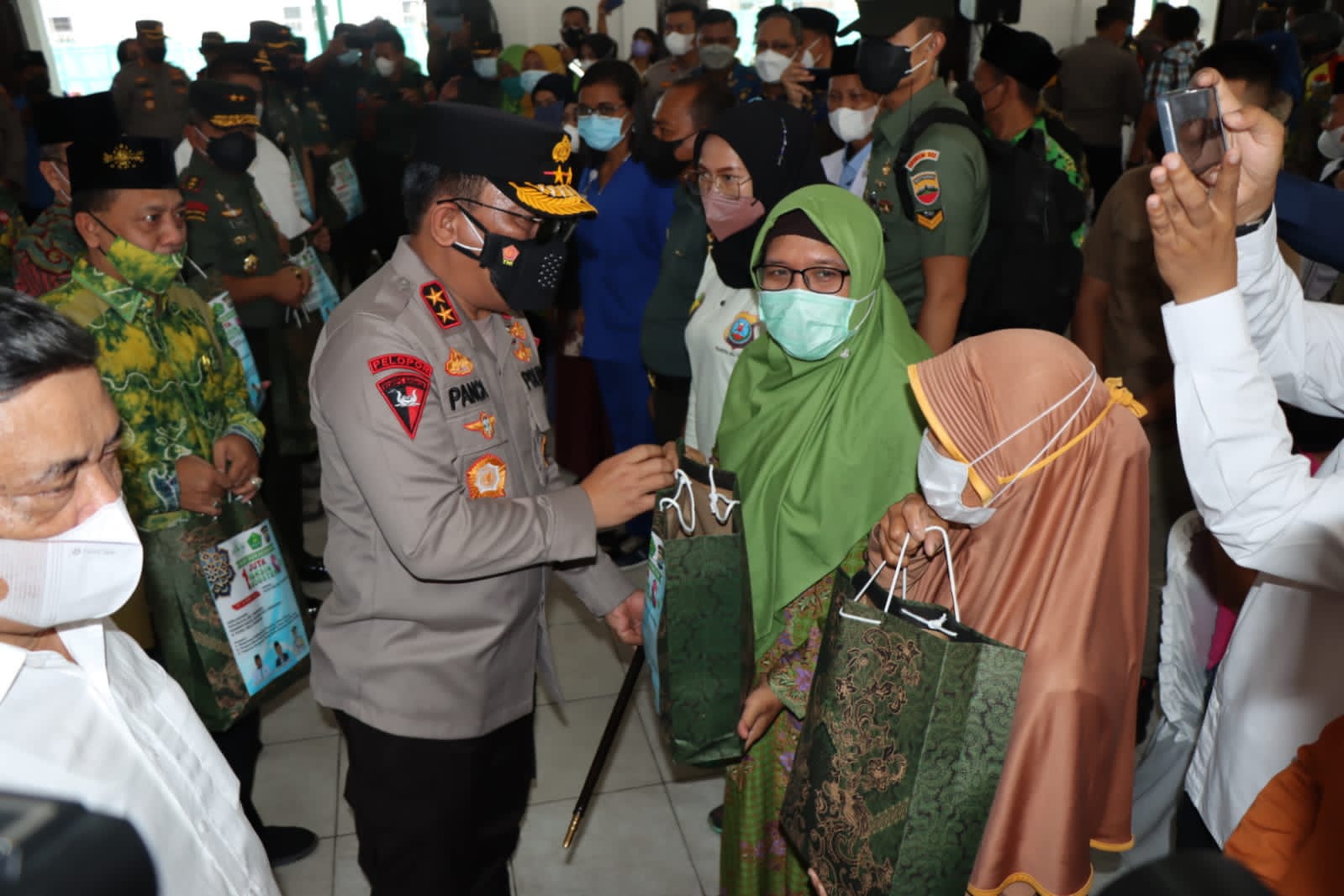 Kapolda Sumut Tinjau Gerakan Sejuta Vaksin Booster di Gedung Balairung