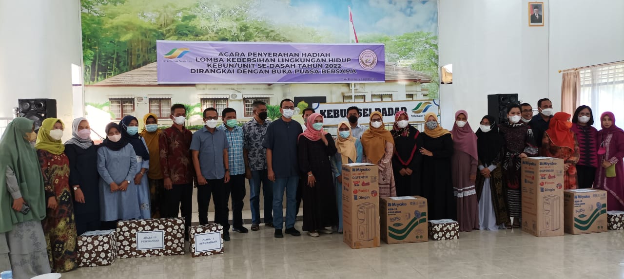 GM PTPN III Persero Wilayah Dasah Hadiah Lomba Kebersihan Lingkungan Hidup