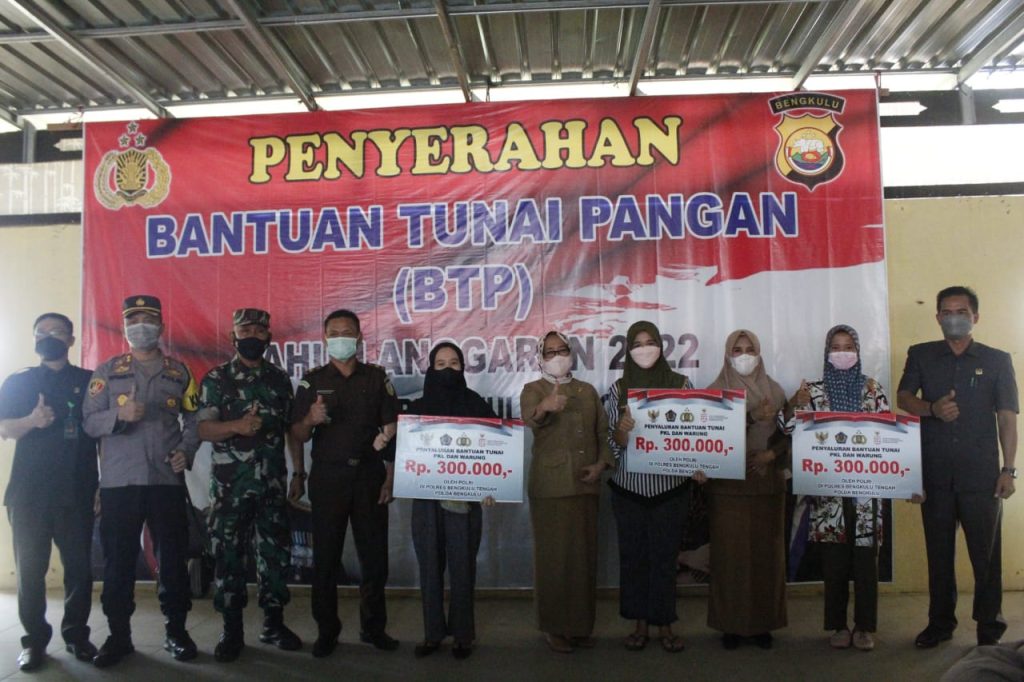  Polres Benteng Menyerahkan Bantuan Tunai Pangan (BTP-PKLW)
