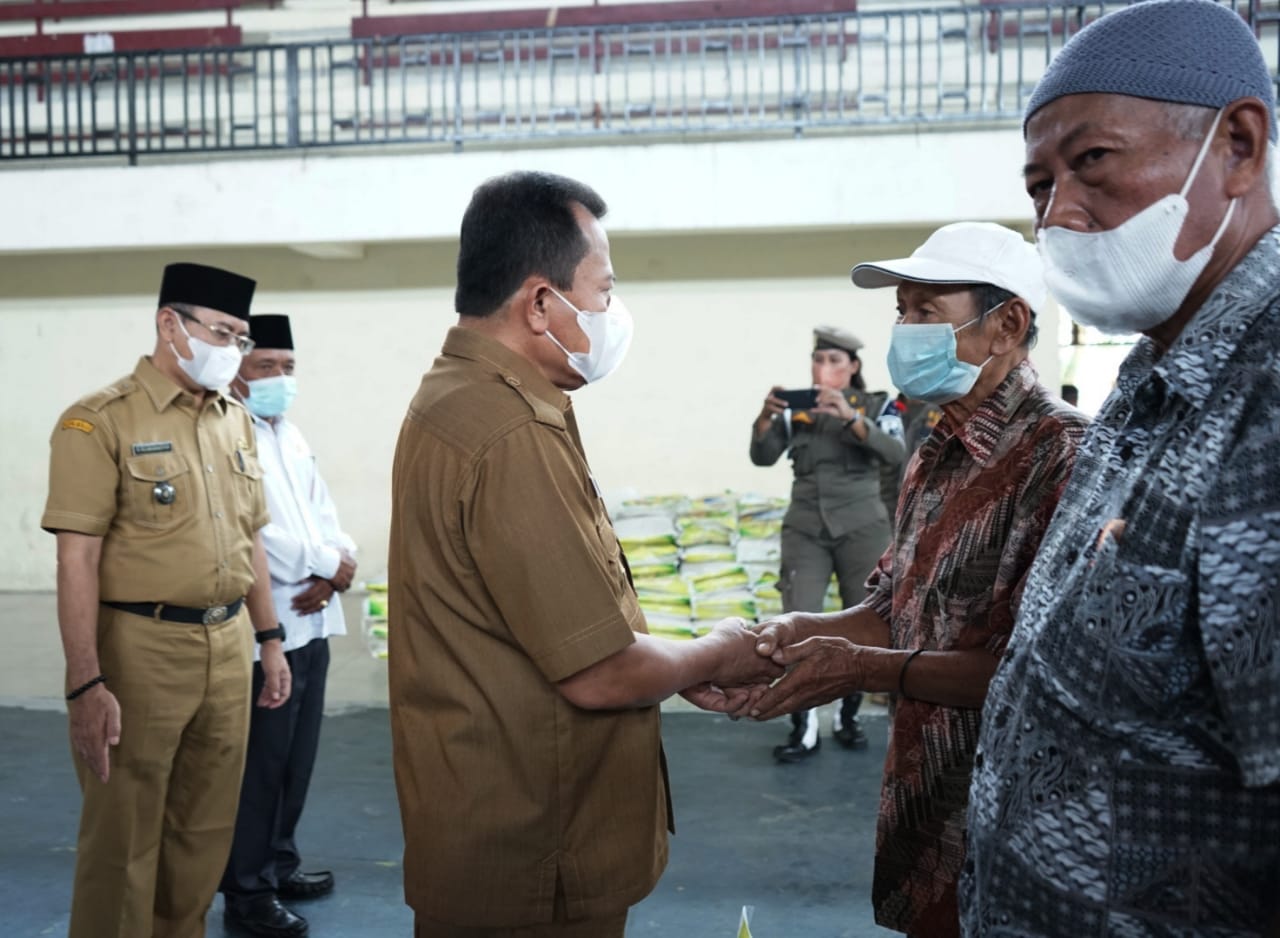 Bupati Serahkan Bantuan Beras kepada 1000 Kaum Dhuafa