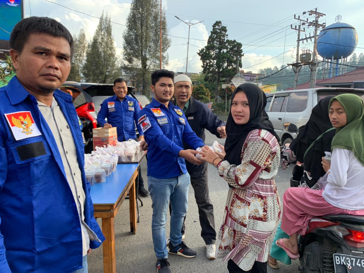 KNPI Karo Bagikan Ratusan Takjil di Kabanjahe dan Berastagi