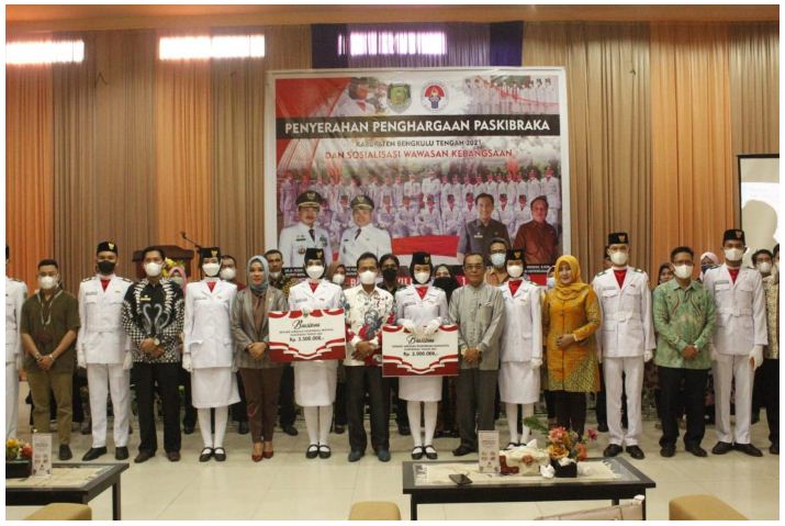 Sukses Pelaksanaan Pengibaran Bendera, Bupati Bengkulu Tengah Berikan Reward