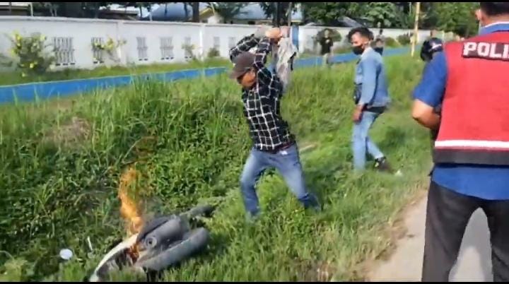 Sepeda Motor Pemudik Terbakar di Jalinsum Batu Bara Diduga Korsleting Kabel