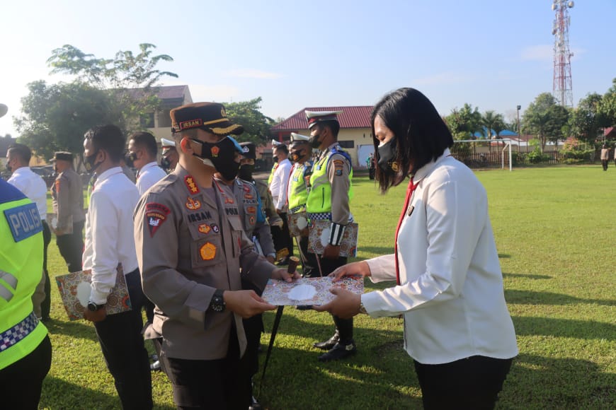 Kapolresta Deli Serdang Berikan Reward dan Pimpin Upacara Purna Bakti