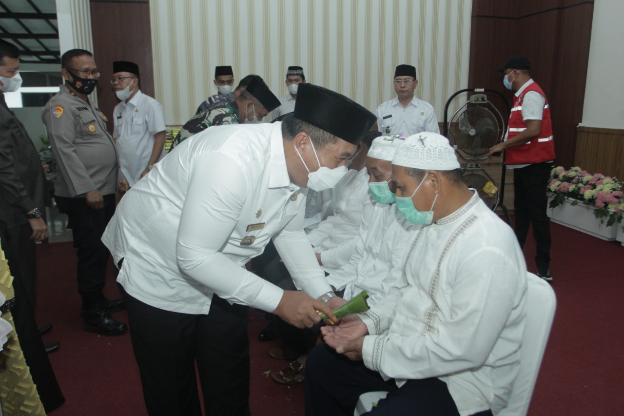 Wakil Bupati Saat Melakukan Prosesi Upah Upah 156 Jemaah Calon Haji Kabupaten Asahan