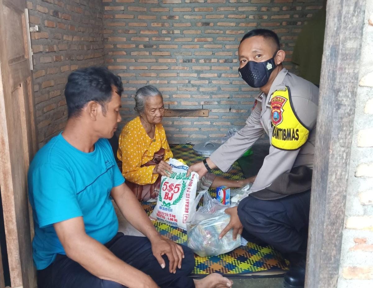 Personel Polsek Indrapura memberikan bantuan kepada warga korban kebakaran (Foto : Humas Polres BB)