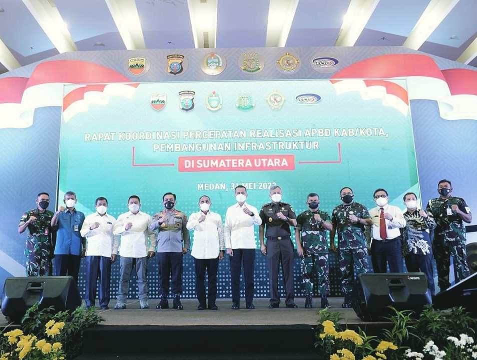 Gubernur Edy dan FKPD Foto Bersama Usai Rapat Koordinasi Percepatan Realisasi APBD Kabupaten/Kota dan Pembangunan Infrastuktur (Foto : Rekro)