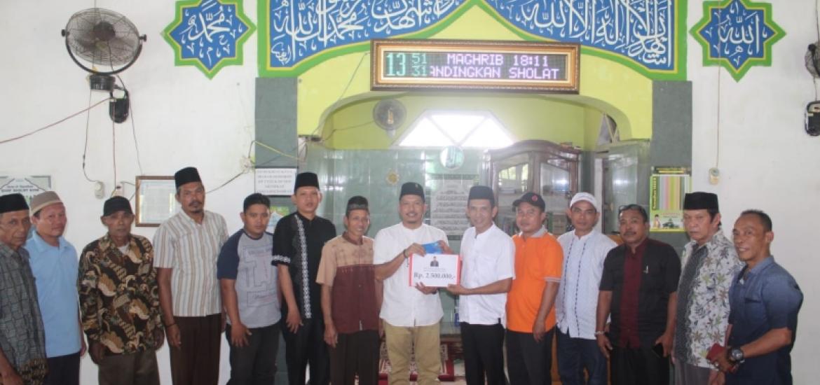 Ketua DPRD Seluma Serahkan Bantuan Masjid (Foto : Ist)