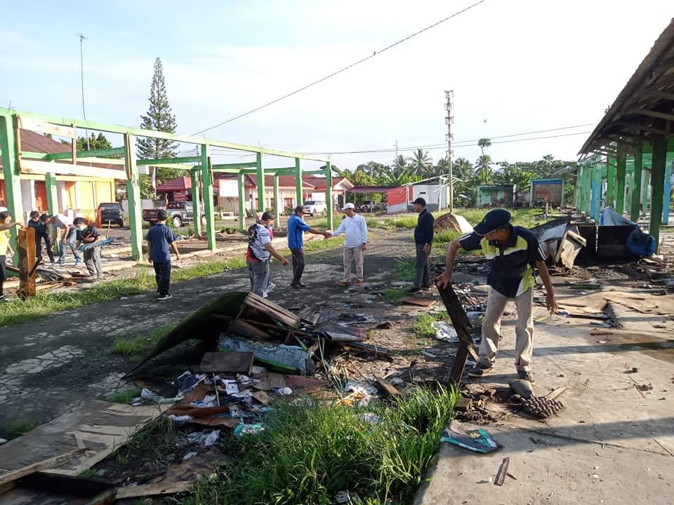 Sekda Pantau Kebersihan Di EKS PKL Tais ( Foto : MC Seluma )