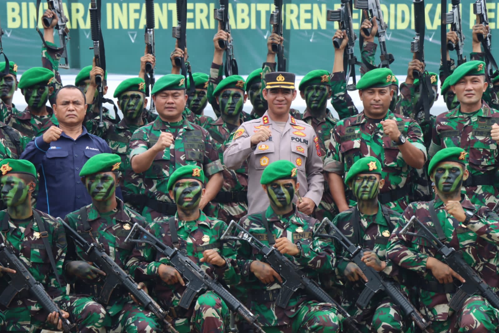Kapolres Batu Bara foto bersama dengan prajurit TNI-AD (Foto : HumasPolresBB)