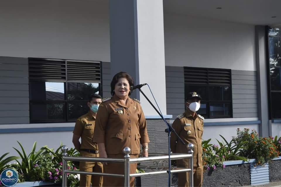 Bupati Karo Saat Memimpin Apel Gabungan Perdana Tatap Muka di Tahun 2022 (Foto : Rekro)