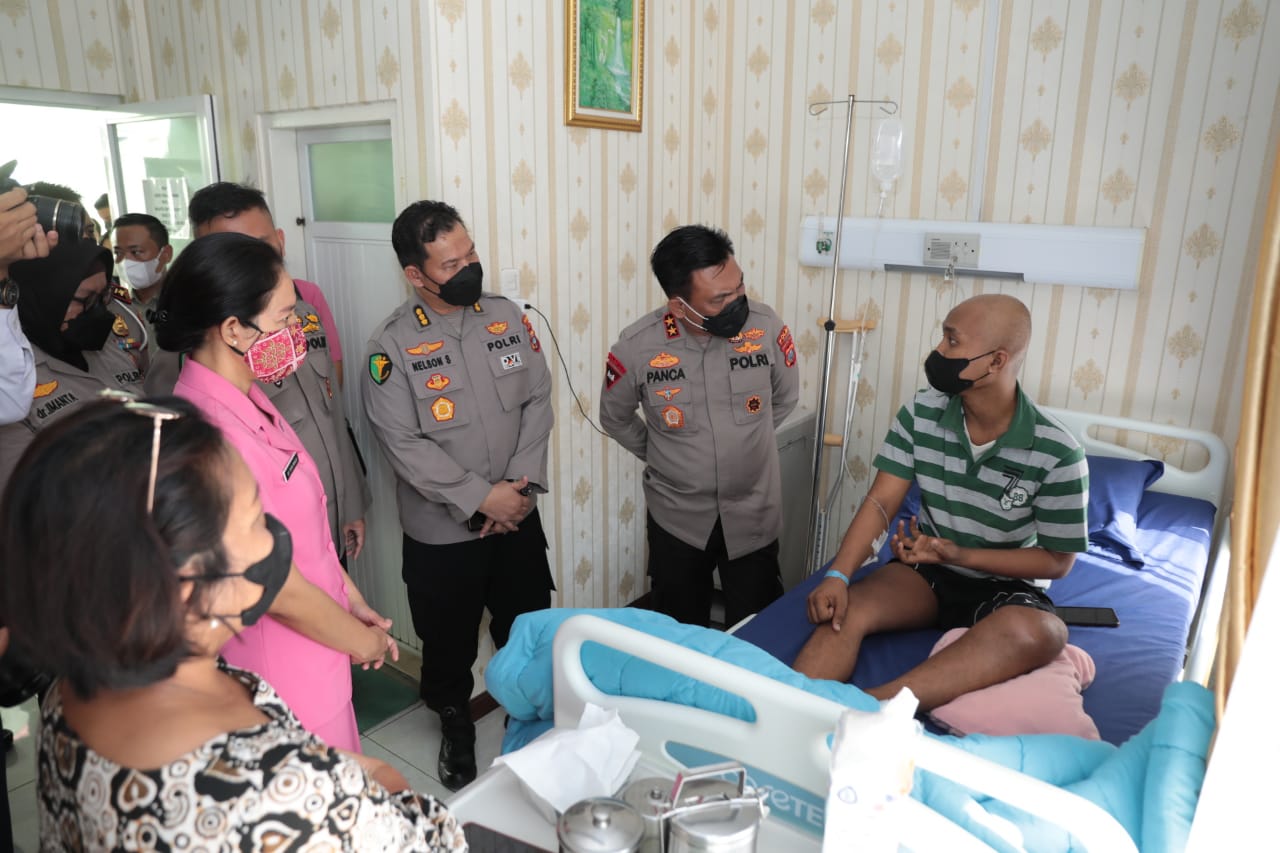 Kapolda Sumut Saat Jenguk Personel yang Sakit