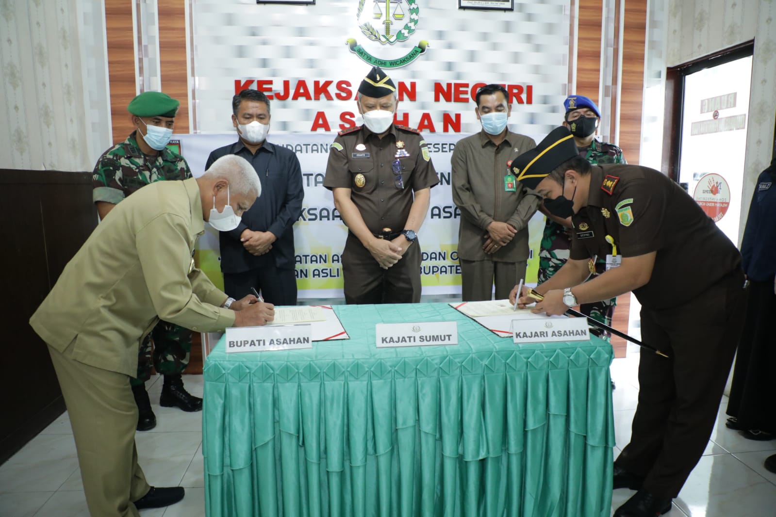 Penandatanganan Nota Kesepahaman dilakukan Bupati Asahan atas nama Pemerintah Kabupaten Asahan dan Kepala Kejaksaan Negeri (Foto : Diskominfo Asahan)