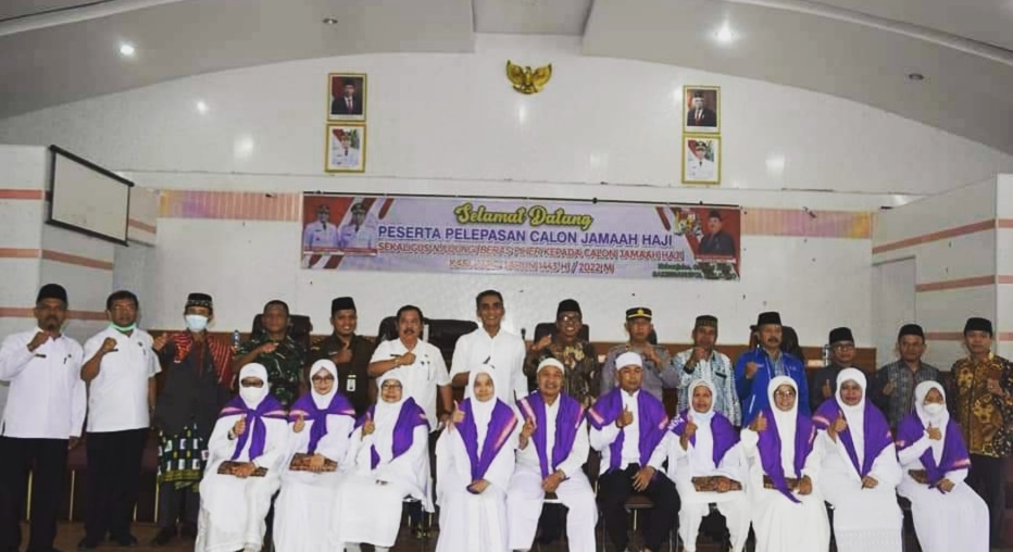Wabup Hadiri Pelepasan dan Njujungi Beras Piher Kepada CJH Karo
