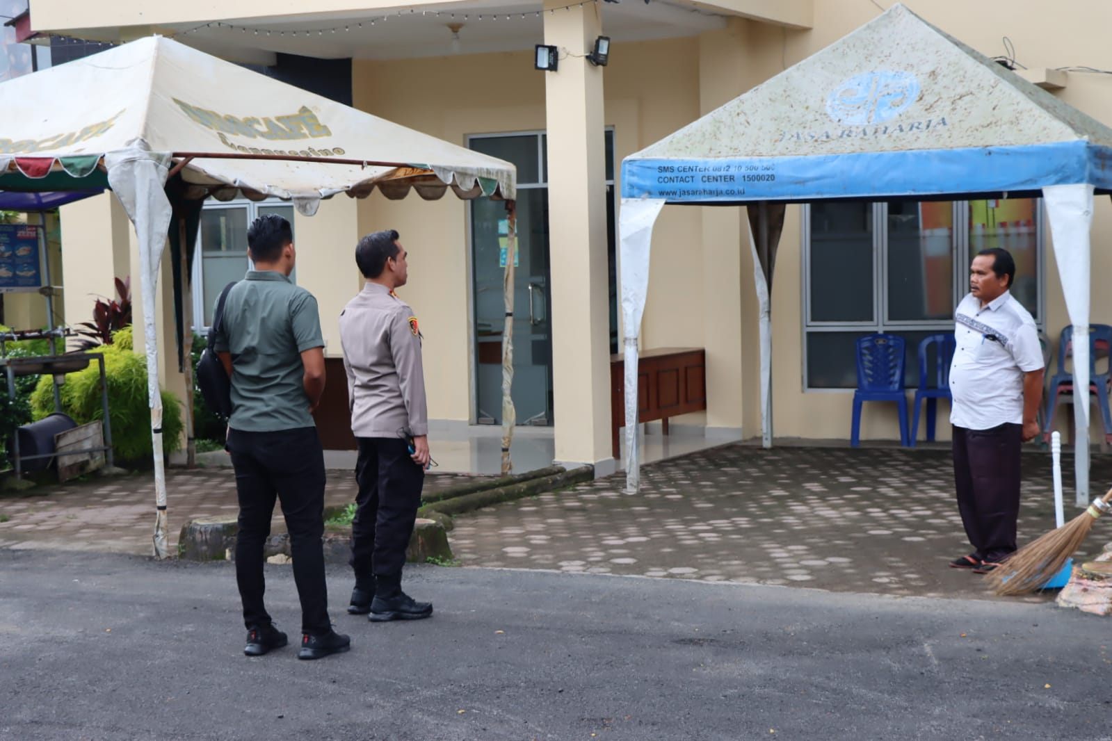 Kapolres Batu Bara AKBP Jose melakukan pengecekan kebersihan di ruang piket Mako Polres Batu Bara (Foto : Zulfauzan)