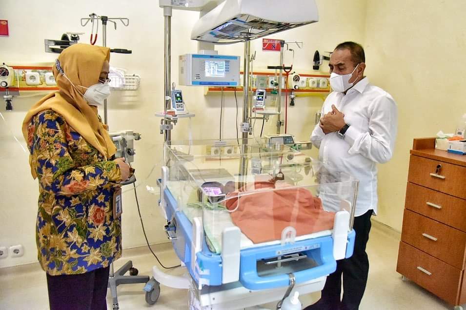 Gubernur Sumatera Utara  Edy Rahmayadi menjenguk bayi kembar siam Ratih dan Ririn asal Kisaran