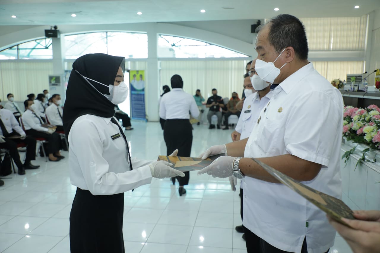 Wabup Asahan Serahkan Petikan Keputusan Bupati Asahan Tentang Pengangkatan PPPK