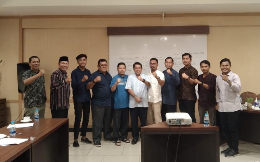 Elfi Haris foto bersama dengan pengurus Korps Alumni IPMBB (Foto : Ist)