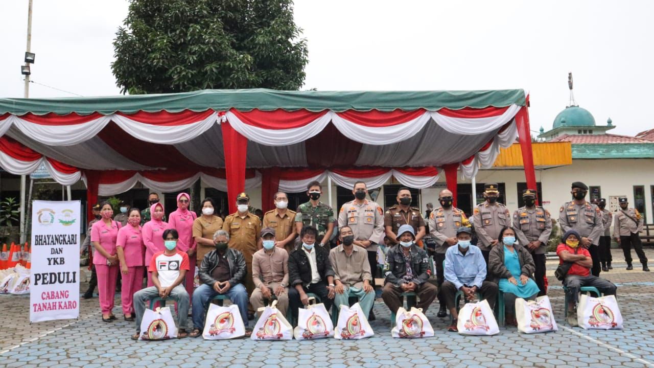 Forkopimda Karo Foto Bersama Dengan Penerima Sembako (Foto : Diskominfo Karo)