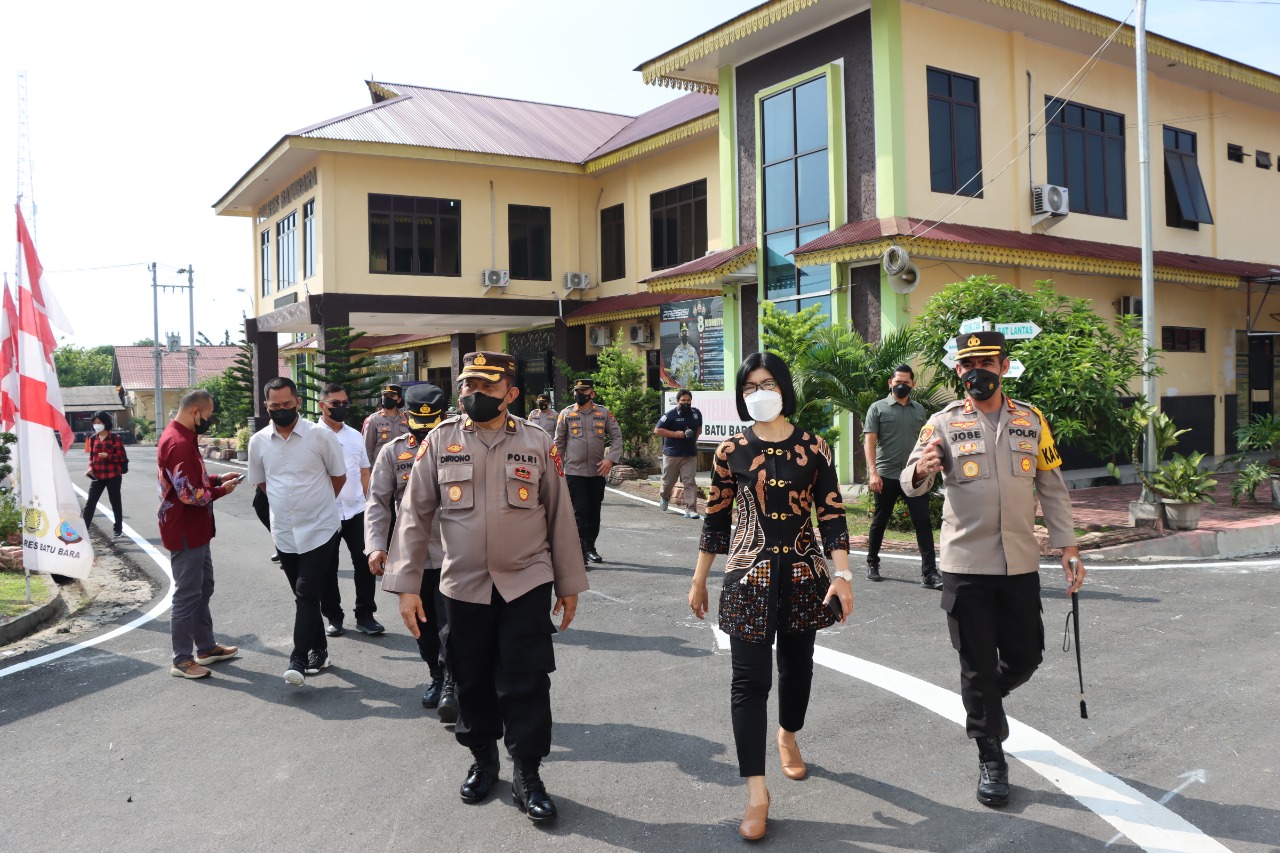 Kapolres Batu Bara AKBP Jose mendampingi ketua Tim TPI Mabes Polri melakukan pengecekan pelayanan Polres Batu Bara (foto : ist)