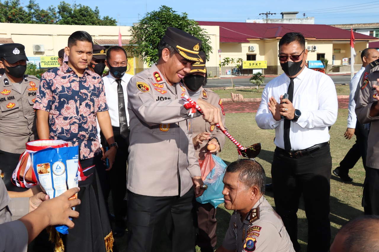 Kapolres Batu Bara menyirami air bunga kepada personel yang naik pangkat (Foto : ist)
