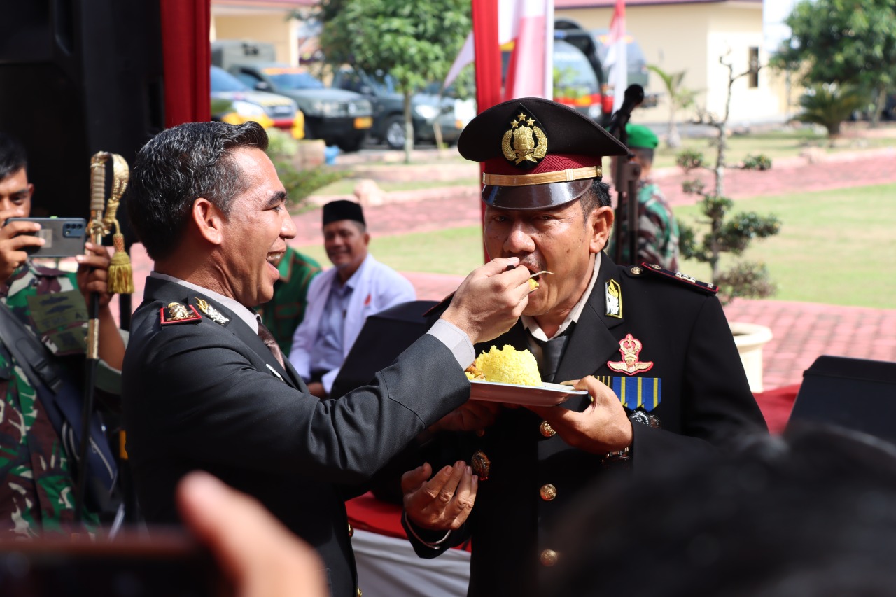 Kapolres Batu Bara AKBP Jose DC Fernandes memberikan potongan kue tumpeng kepada personel (Foto : Humas PolresBB)