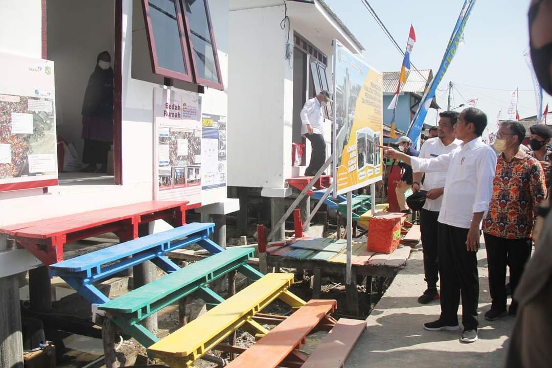 Gubernur Sumatera Utara (Sumut) Edy Rahmayadi mendampingi Presiden RI Joko Widodo (Jokowi) menyerahkan tiga unit rumah yang telah selesai direnovasi