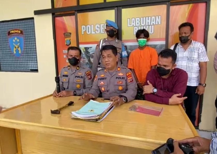 Kapolsek Labuhan Ruku AKP Fery Khusnadi saat memberikan keterangan Konferensi Pers (foto : ist)