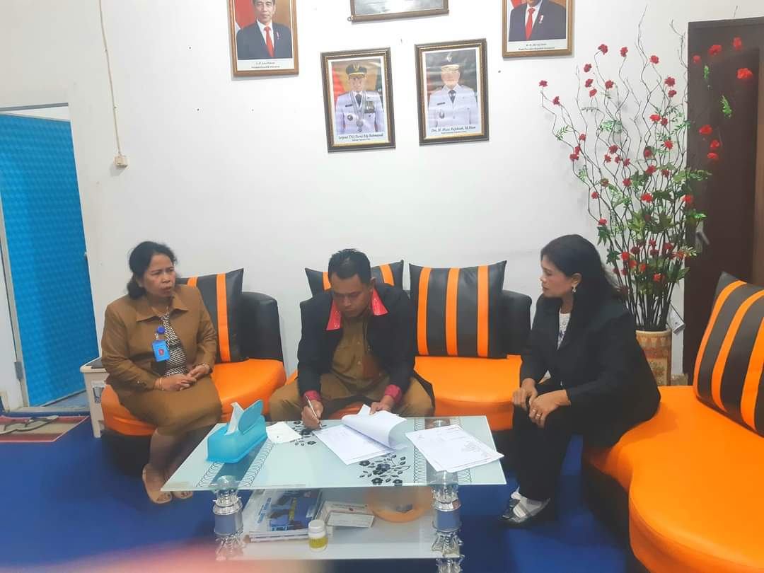 Kepala SMKN 1 Merdeka Sambut Kunjungan Pengawas Pendidikan Agama Kristen