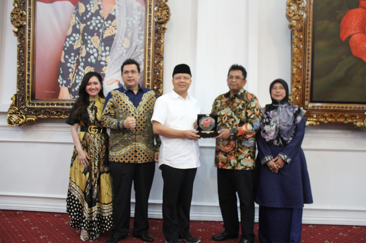 Gubernur Rohidin Bertukar Cinderamata Bersama Delegasi Malaysia (Foto : MC Pemprov Bengkulu)