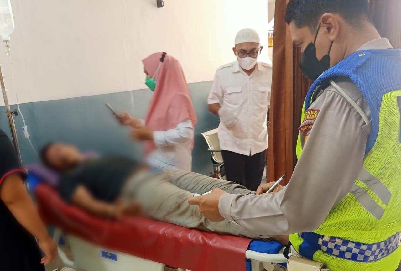 Pengendara sepeda motor Kawasaki Ninja saat dirawat di klinik (foto/ist)
