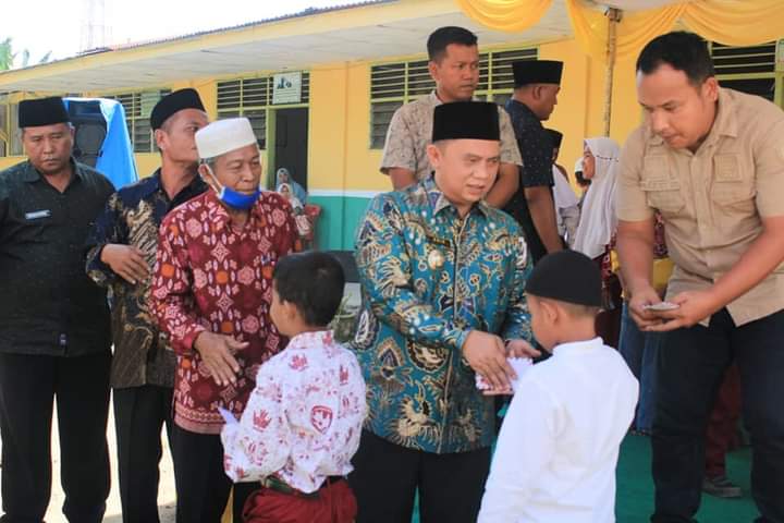 Bupati Labuhanbatu Berikan Santunan Kepada Anak yatim Yayasan Pendidikan Islam Pardamean 