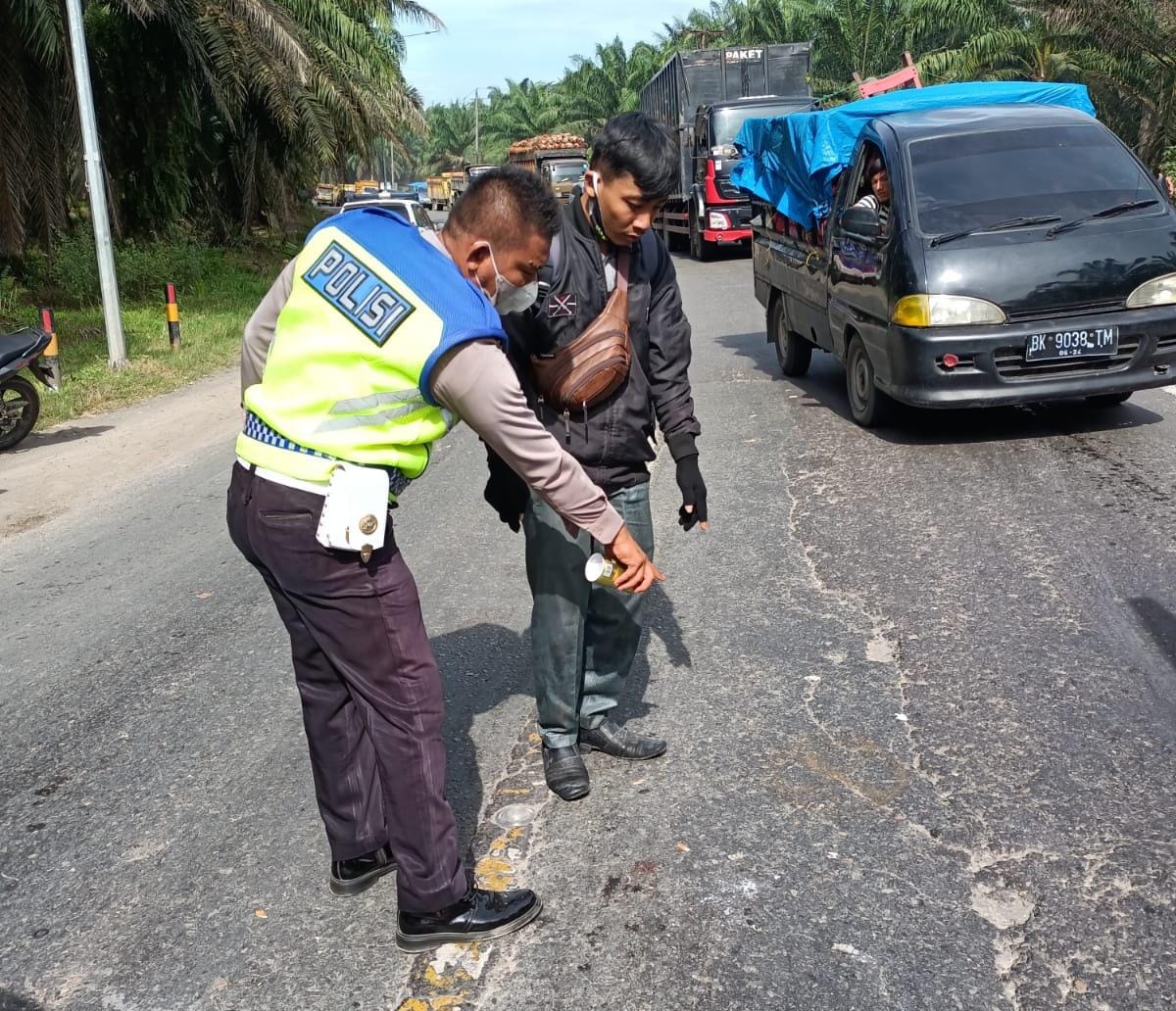 Personel Satlantas Polres Batu Bara saat melakukan cek di lokasi kecelakaan (foto/ist)