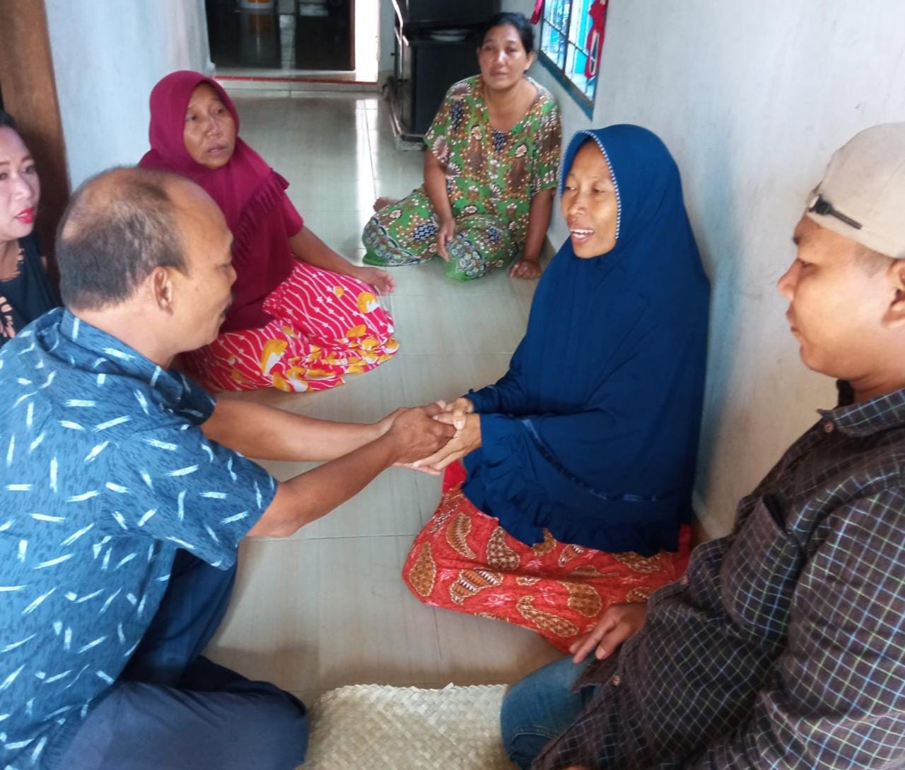 Perwakilan Wappres memberikan bantuan kepada Juniar penderita tumor (foto/Zulfauzan)
