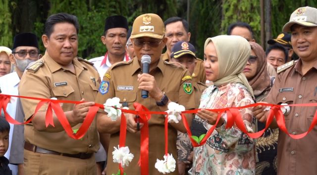 Bupati Bengkulu Selatan Meresmikan Pasar Tradisional Desa Padang Tambak ( foto : MC BS )