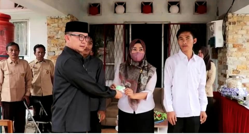 Plt Kepala Dinas Kominfo, Persandian dan Statistik Seluma Serahkan BPJS  Ketenagakerjaan Pegawai Non ASN ( Foto : MC Seluma  )