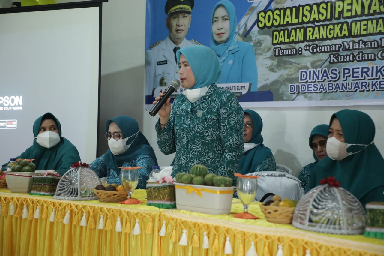Wakil Ketua Tim Penanganan dan Percepatan Penurunan Stunting Kab. Asahan Ny. Yusnila Indriati Taufik bersama Kepala Dinas Perikanan Kab. Asahan Ir. Hazairin MM, Kepala Dinas  Ketahanan Pangan Amir Husin, Camat Air Joman dan Kepala Desa Banjar hadiri pelaksanaan Sosialisasi  Penyajian dan Pengolahan Serba Ikan