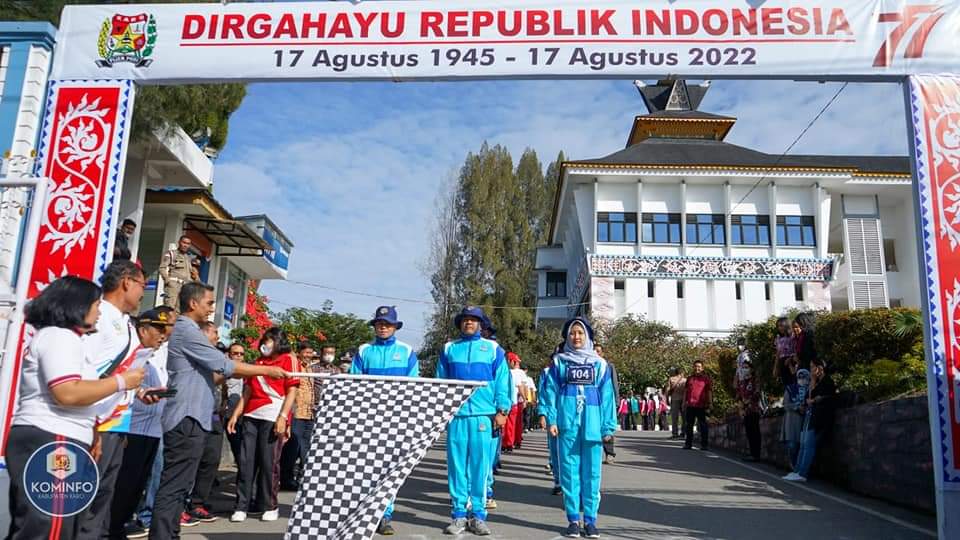 Meriahkan HUT RI Wabup Karo Lepas Peserta Gerak Jalan