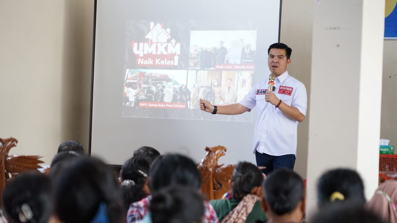 Bane saat menjadi narasumber di Pengembangan Kapasitas Usaha Nasabah Mekaar yang diselenggarakan PT. Permodalan Nasional Madani (PNM) Sidikalang