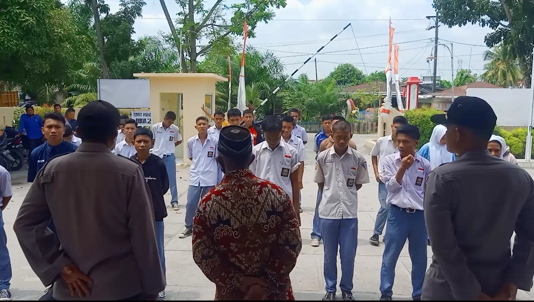 Plt Kapolsek Indrapura saat memberikan arahan dan bimbingan kepada pelajar yang kedapatan bolos sekolah (foto: istimewa)
