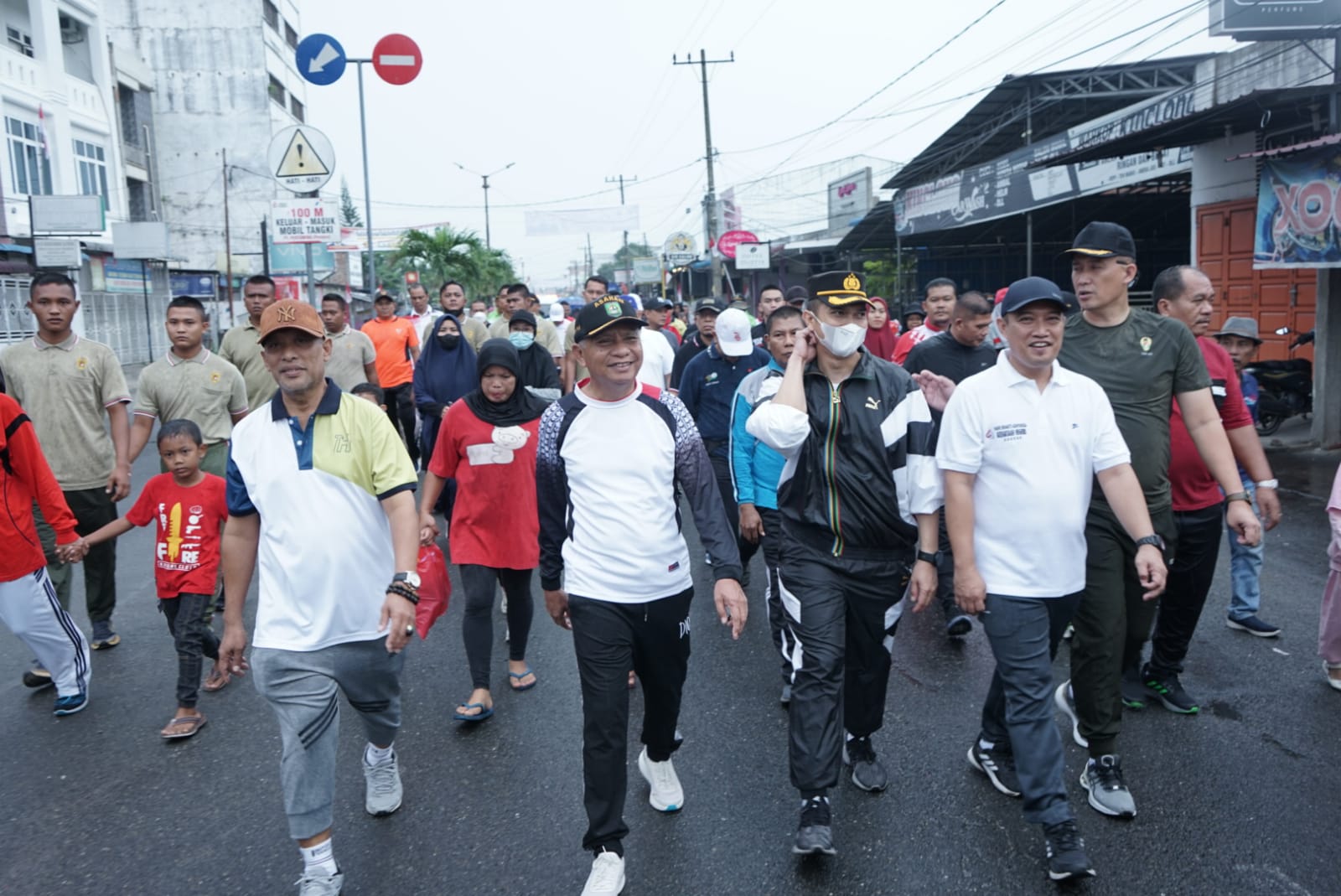 Meriahkan HUT RI Bupati Lepas Gerak Jalan Santai