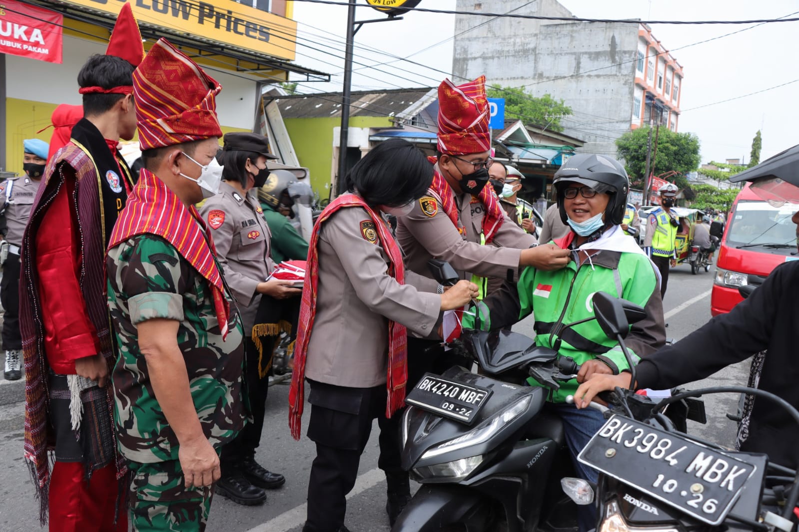 Bangkitkan Jiwa Nasionalisme Polresta DS Bagikan Bendera Merah Putih