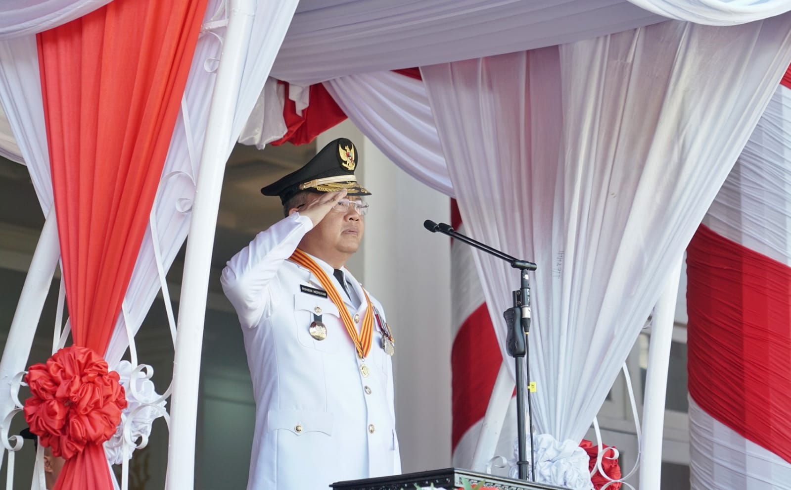 Gubernur Rohidin pimpin Upacara Pengibaran Sang Merah Putih, di halaman Balai Raya Semarak Bengkulu