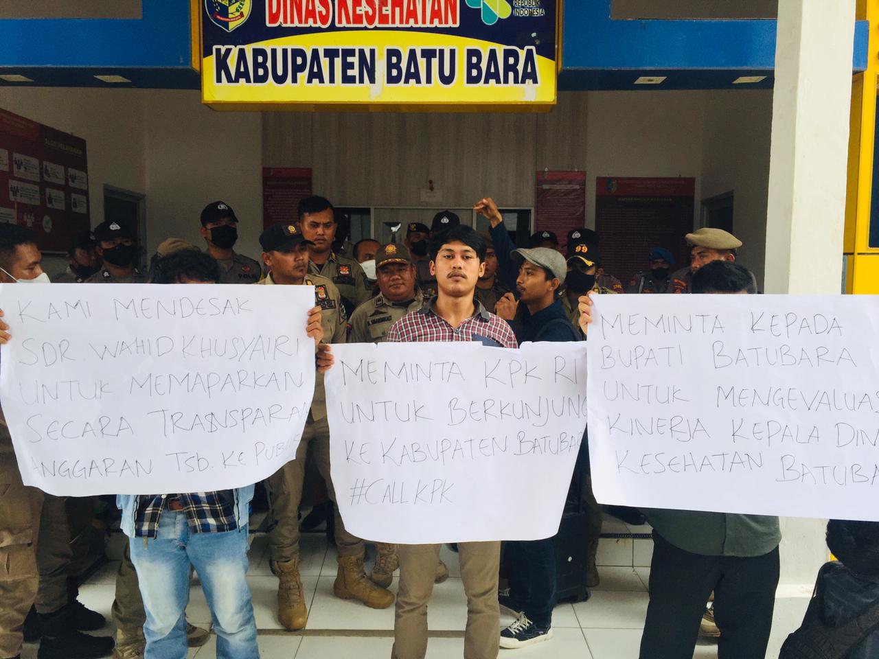 Massa Aspara saat berunjuk rasa di Depan Kantor Dinkes P2KB (foto: Zulfauzan)
