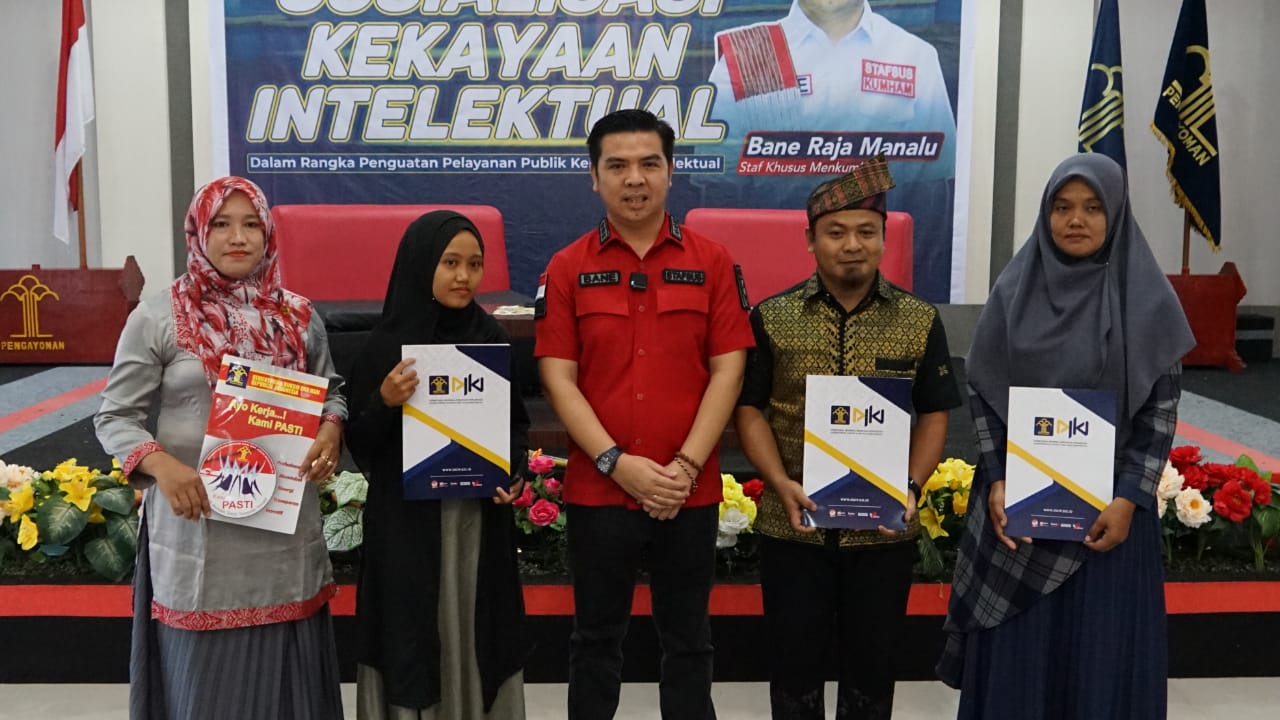 Staf Menkumham Bane Raja Manalu saat memberikan sertifikat kepada pelaku UMKM di Batu Bara (foto: Zulfauzan)